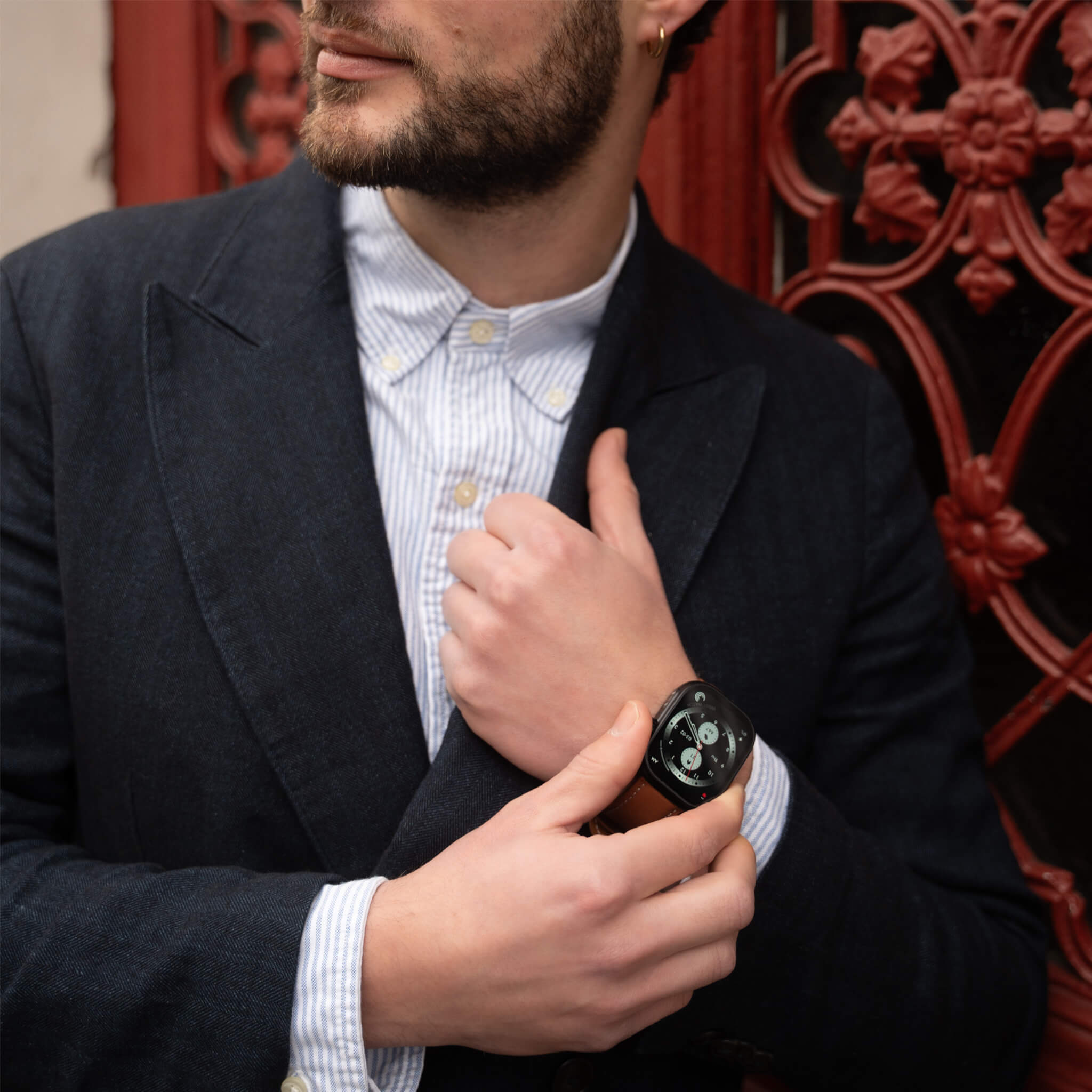 antoine model wearing lynx smartwatch in leather strap.