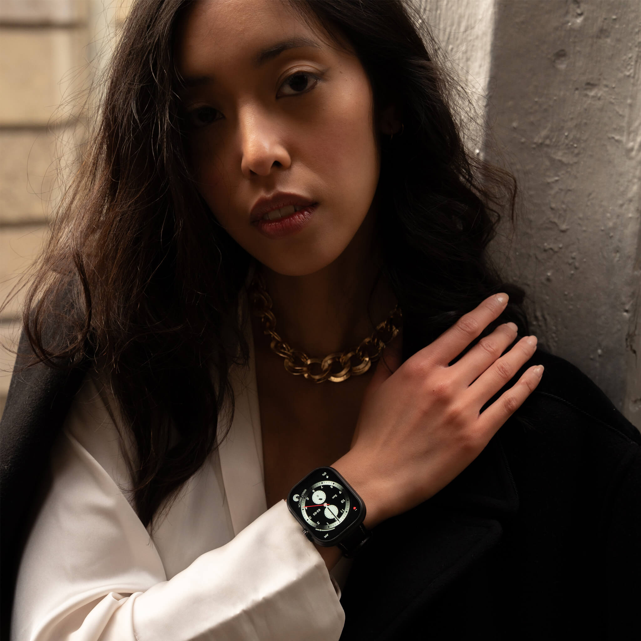 melanie model wearing black lynx smartwatch in black leather strap.