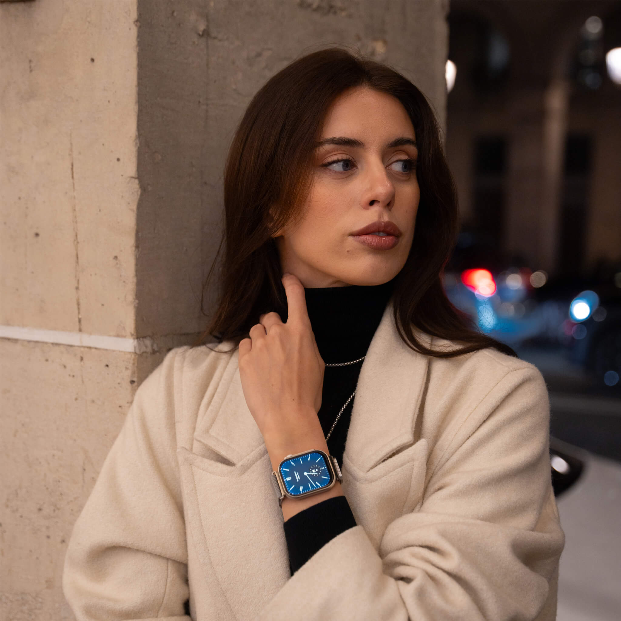 Model Viktoria wearing silver prime smartwatch.